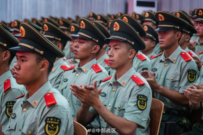 武警新兵红警衔佩戴：庄严宣誓，开启军旅生涯