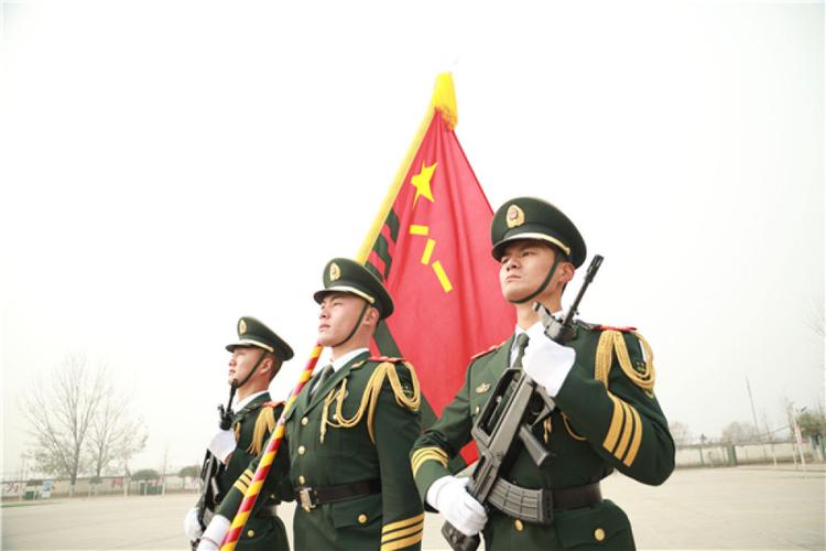 武警新兵红警衔佩戴：庄严宣誓，开启军旅生涯