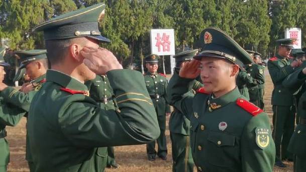 武警新兵红警衔佩戴：庄严宣誓，开启军旅生涯