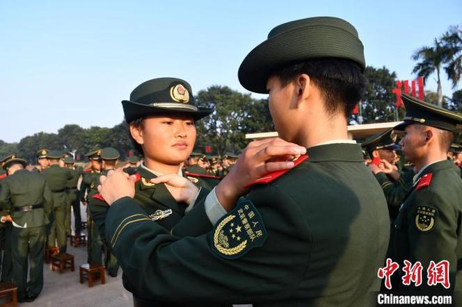 武警新兵红警衔佩戴：庄严宣誓，开启军旅生涯