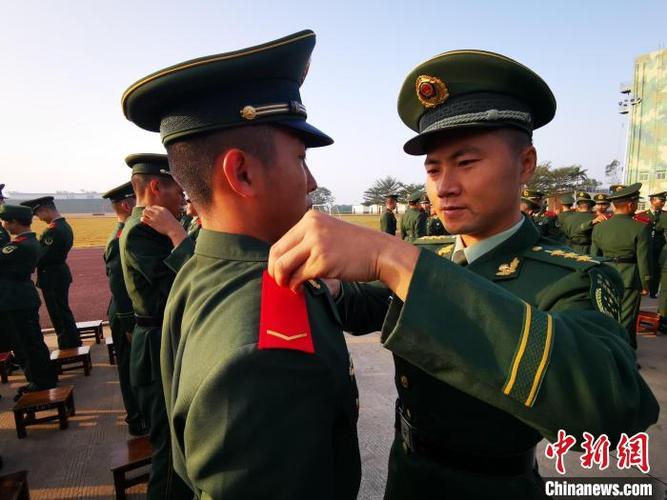 武警新兵红警衔佩戴：庄严宣誓，开启军旅生涯