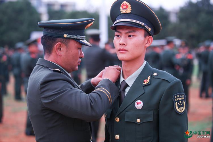 武警新兵红警衔佩戴：庄严宣誓，开启军旅生涯